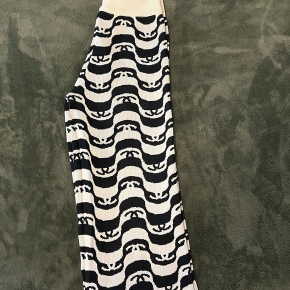 Women's Black and White Patterned Cropped Jeans - Picture 2 of 2